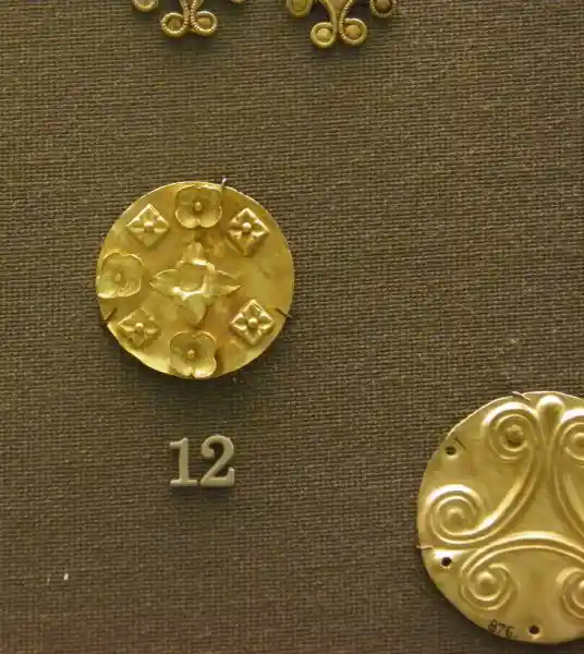 Four-point flower-like crosses designs of a gold ornament